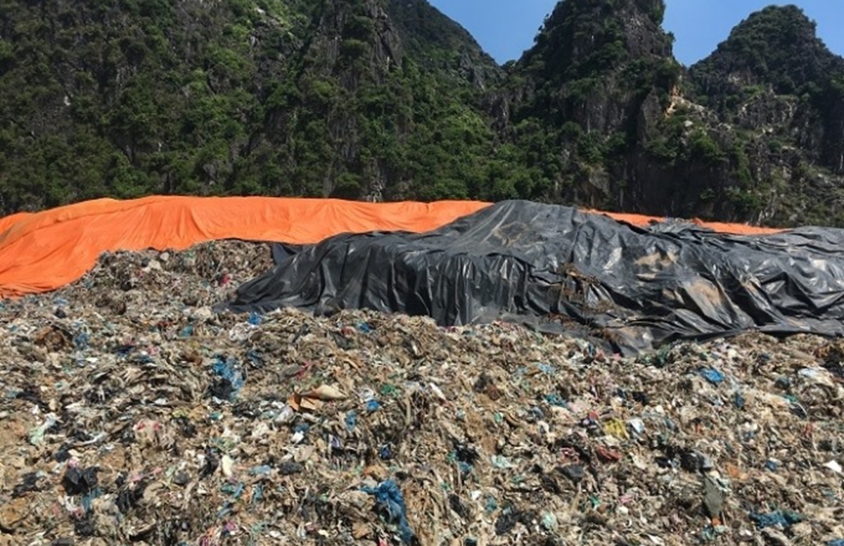 Người l&aacute;i m&aacute;y m&uacute;c t&aacute; hỏa ph&aacute;t hiện thi thể trẻ sơ sinh ở b&atilde;i r&aacute;c lớn nhất Thanh H&oacute;a- Ảnh 1.