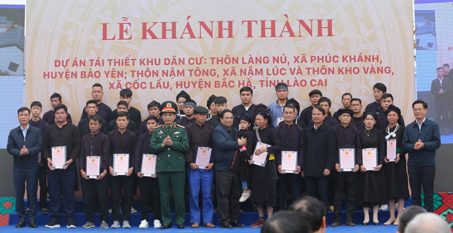 Thủ tướng Phạm Minh Ch&iacute;nh v&agrave; Bộ trưởng Bộ Quốc ph&ograve;ng Phan Văn Giang trao giấy chứng nhận quyền sử dụng đất cho b&agrave; con L&agrave;ng Nủ