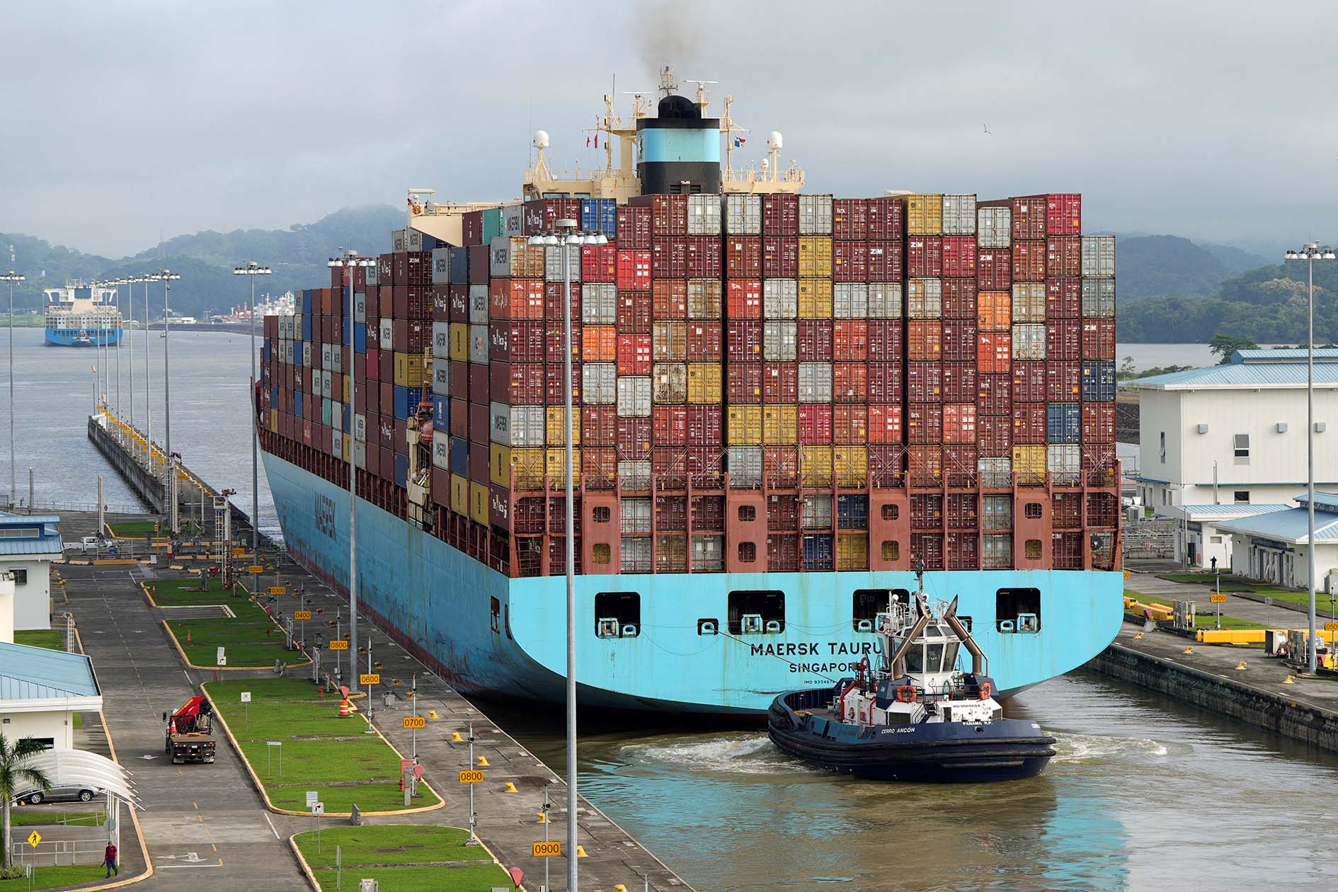 Một tàu container đi qua phần mở rộng của kênh đào Panama hồi tháng 8-2024. Ảnh: REUTERS