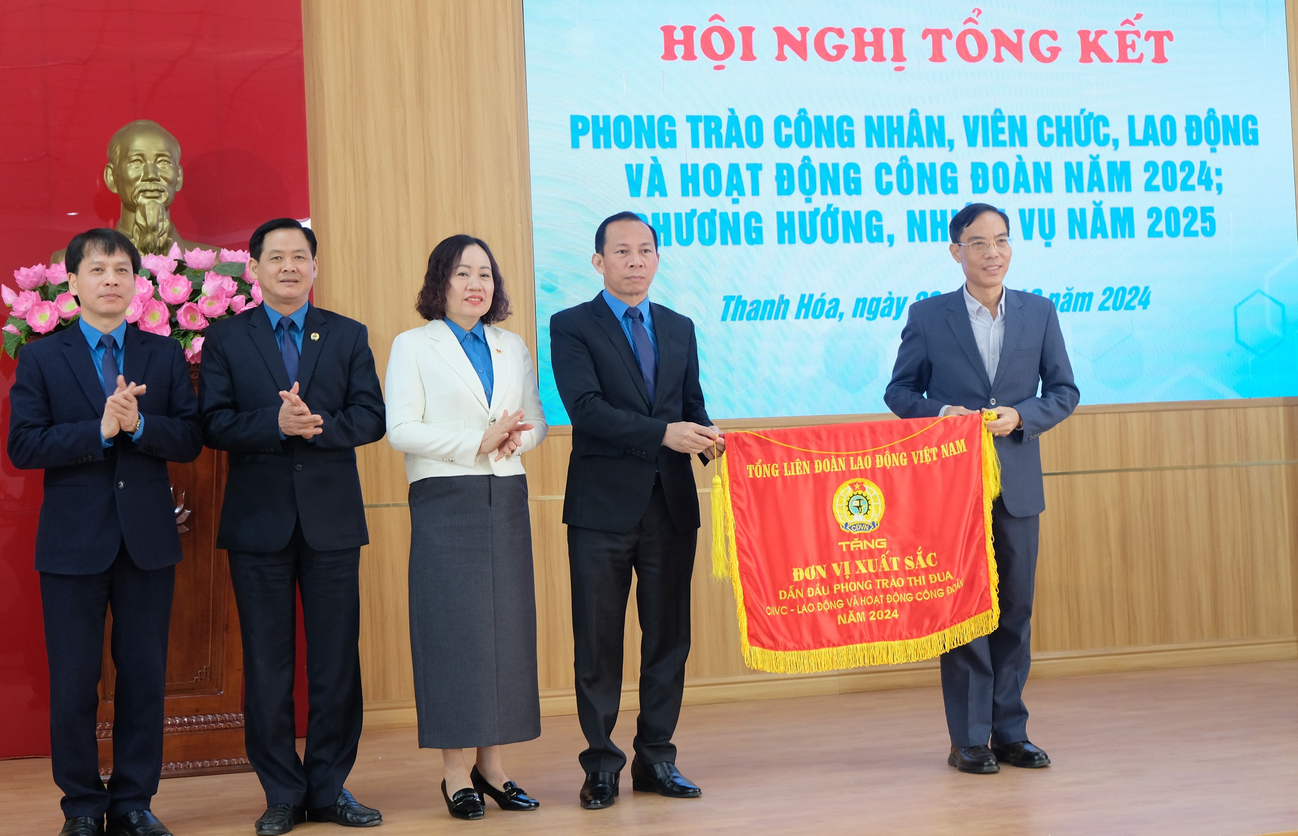 LĐLĐ tỉnh Thanh H&oacute;a: Đơn vị xuất sắc dẫn đầu phong tr&agrave;o thi đua CNVC-LĐ- Ảnh 7.