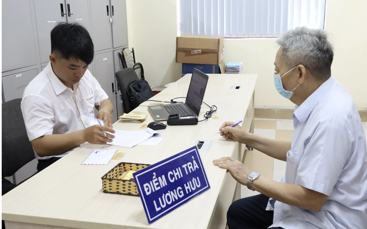 Gần 3,4 triệu người sẽ nhận c&ugrave;ng l&uacute;c 2 th&aacute;ng lương hưu, trợ cấp