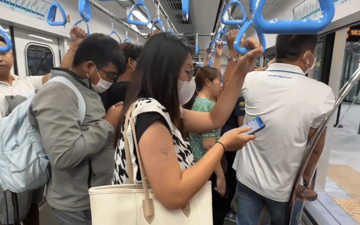 Giới trẻ TP HCM sau 1 ng&agrave;y bỏ xe m&aacute;y, chọn metro để đi học, đi l&agrave;m