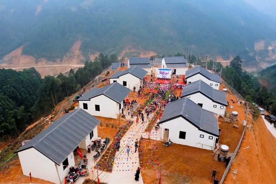 Th&ocirc;n Nậm T&ocirc;ng, x&atilde; Nậm L&uacute;c, huyện Bắc H&agrave; c&oacute; 15 căn nh&agrave;, điểm trường v&agrave; nh&agrave; sinh hoạt cộng đồng được x&acirc;y dựng theo kiểu "th&ocirc;n kiểu mẫu, nh&agrave; hạnh ph&uacute;c"