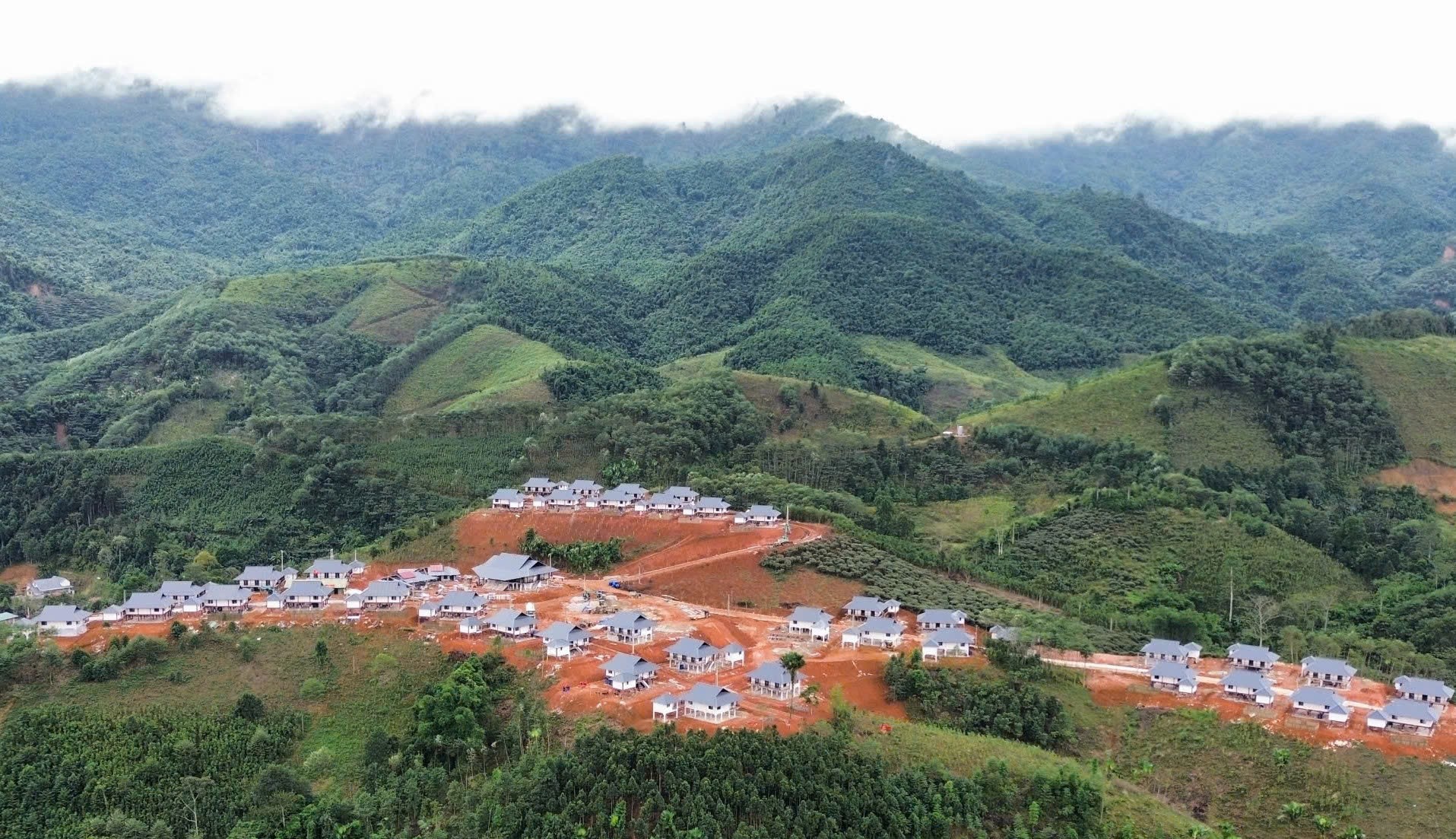 Quang cảnh khu d&acirc;n cư L&agrave;ng Nủ từ tr&ecirc;n cao