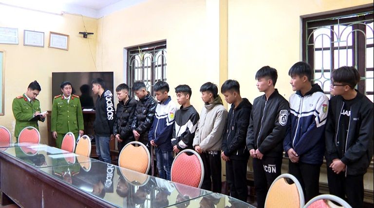 Khởi tố 13 "yêng hùng" gây náo loạn trên nhiều tuyến phố- Ảnh 1.