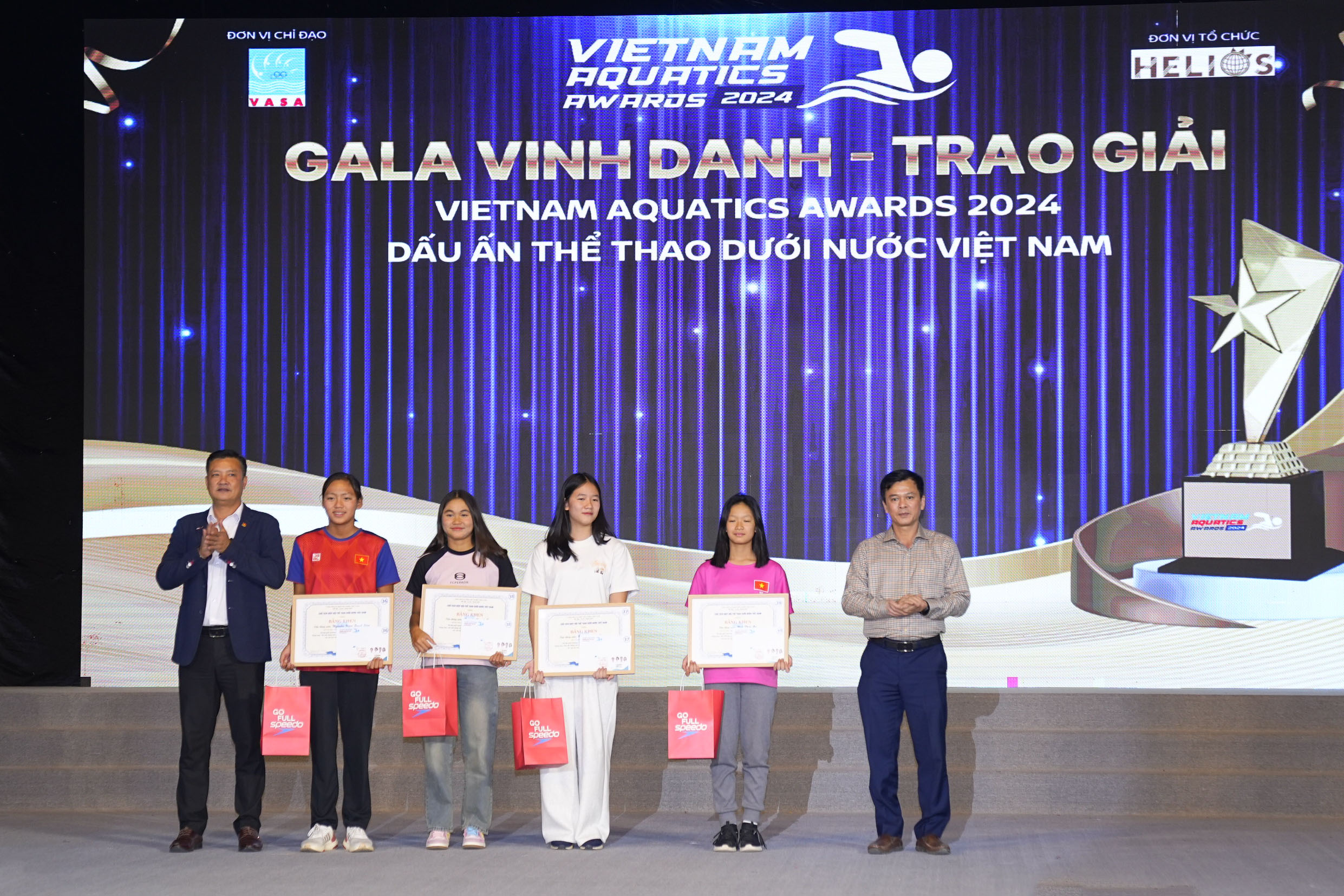 Kình ngư Nguyễn Huy Hoàng, Mỹ Tiên là VĐV bơi xuất sắc nhất năm 2024- Ảnh 4.