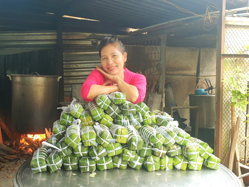 B&agrave; B&ugrave;i Thị B&ecirc;n g&oacute;i b&aacute;nh t&eacute;t tặng c&ocirc;ng nh&acirc;n c&oacute; ho&agrave;n cảnh kh&oacute; khăn