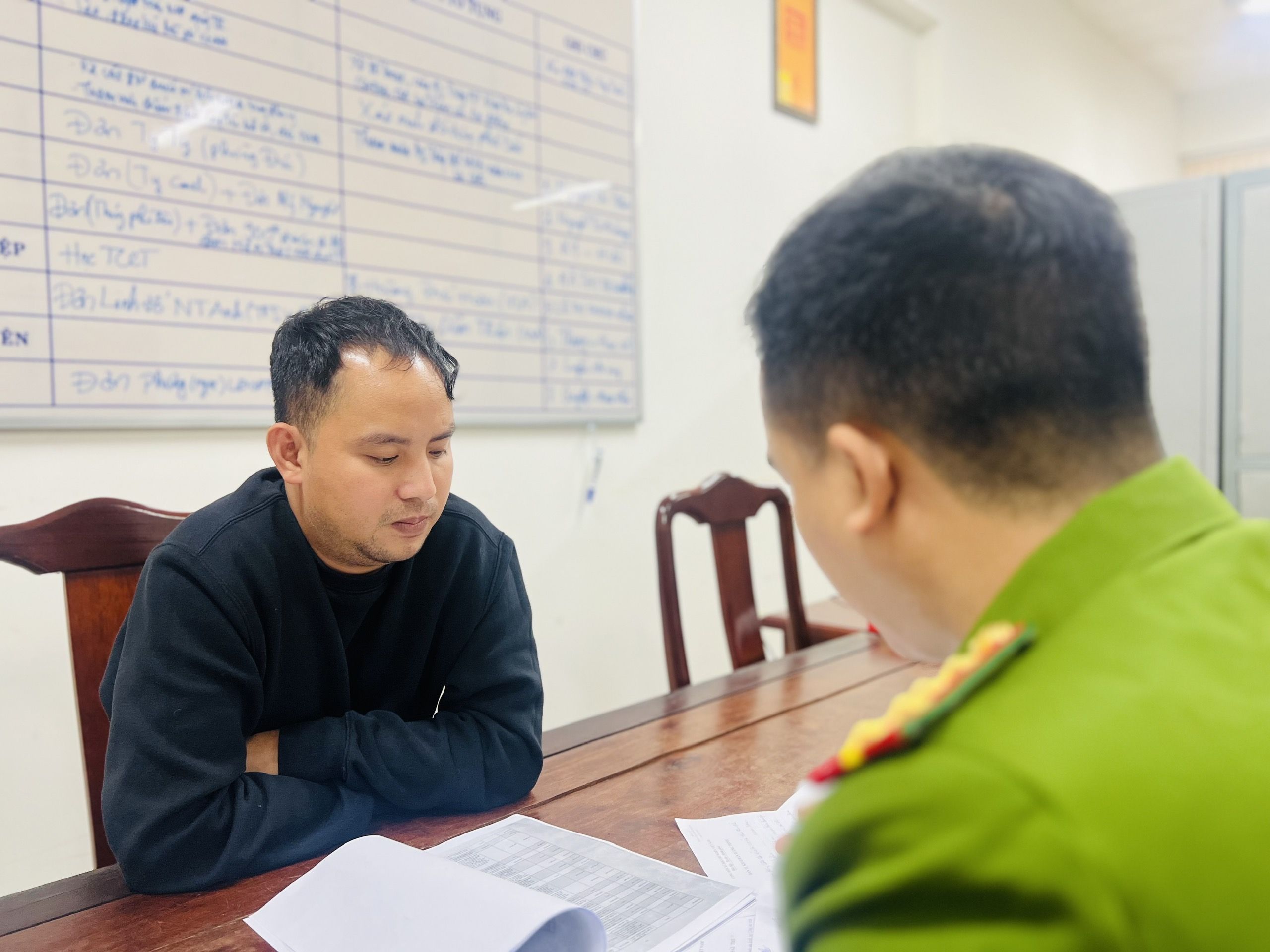 Cho&aacute;ng với số tiền kiếm lời từ m&ocirc;i giới mua b&aacute;n thận- Ảnh 1.
