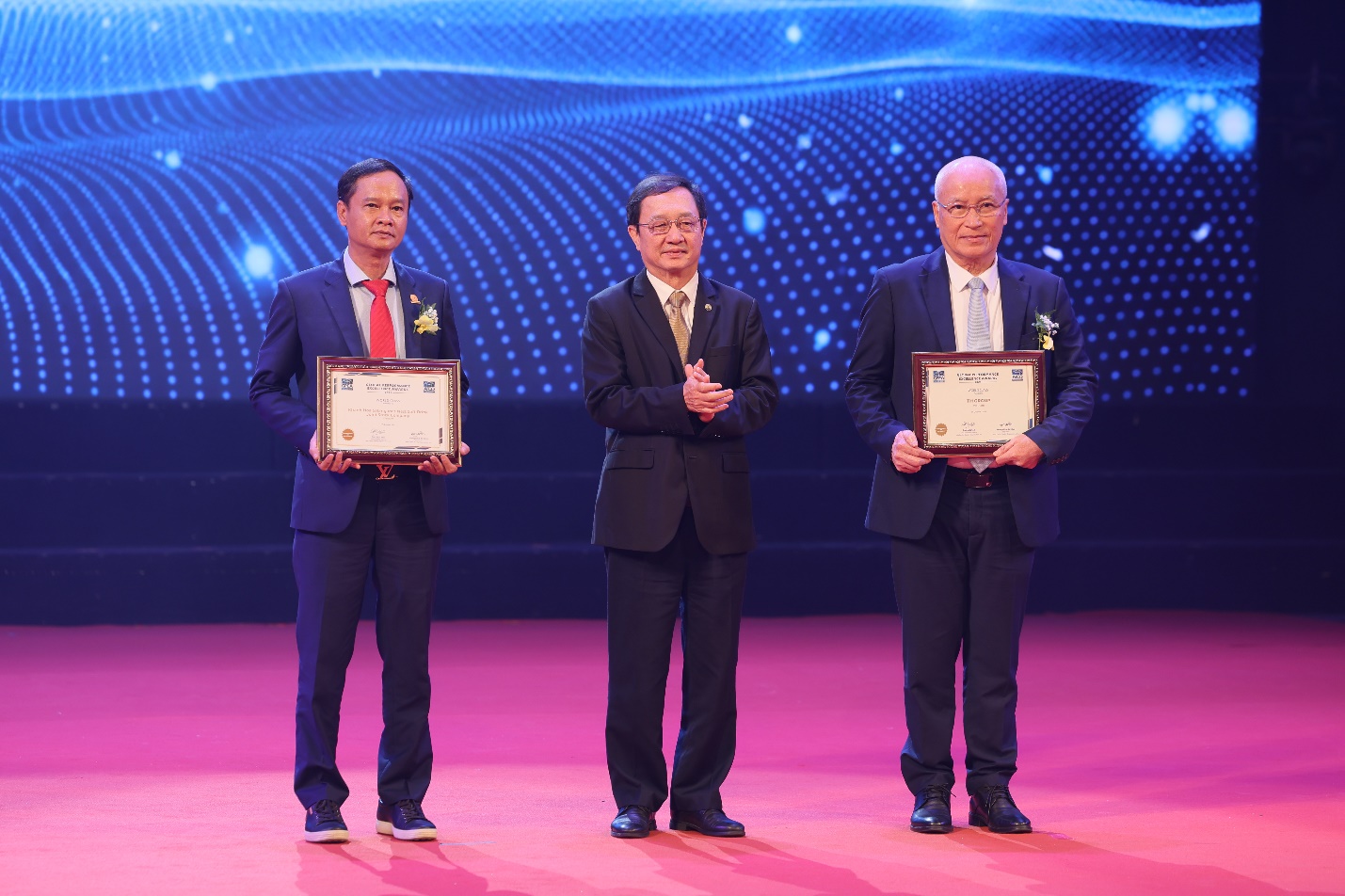 A group of men holding certificates  Description automatically generated