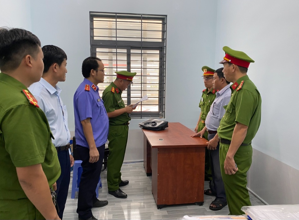 Bắt giam c&aacute;n bộ địa ch&iacute;nh v&igrave; "cấp nhầm hơn 6.000m2 đất cho c&aacute; nh&acirc;n- Ảnh 1.