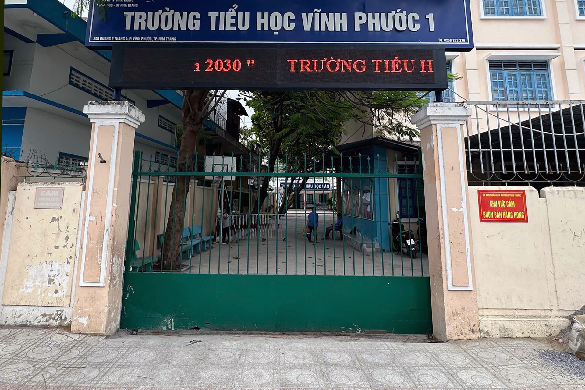 Khởi tố vụ &aacute;n 2 cha con x&eacute; &aacute;o l&agrave;m lộ nội y c&ocirc; gi&aacute;o tại trường ở Nha Trang- Ảnh 1.
