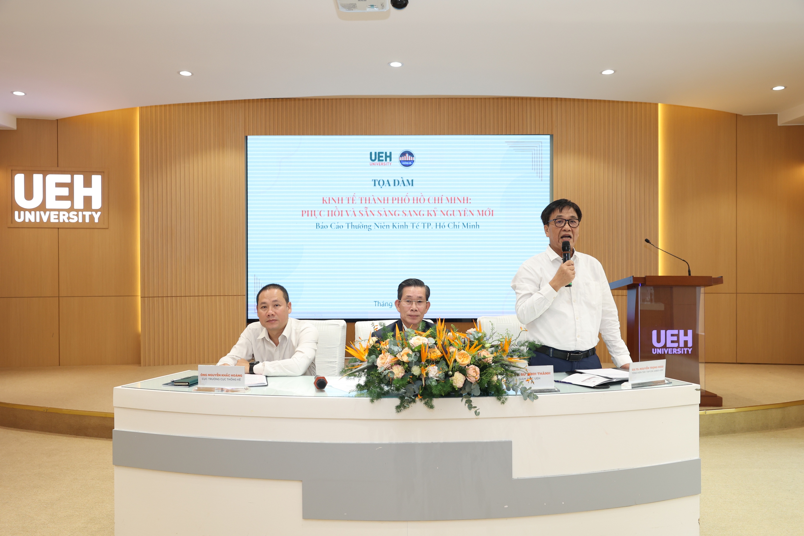 C&aacute;c chuy&ecirc;n gia trao đổi tại tọa đ&agrave;m ra mắt B&aacute;o c&aacute;o kinh tế TP HCM: Phục hồi v&agrave; sẵn s&agrave;ng sang kỷ nguy&ecirc;n mới Ảnh: Lam Giang