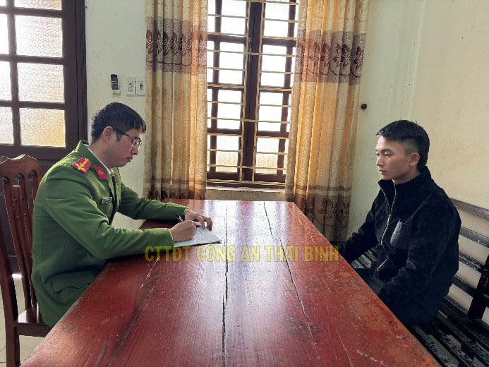 Nam thanh ni&ecirc;n vờ mua nhẫn rồi cướp giật ở tiệm v&agrave;ng- Ảnh 1.