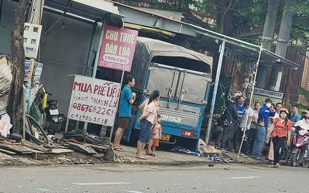 Xe tải lao vào nhà dân sau va chạm với ô tô chở công nhân khiến 2 người tử vong
