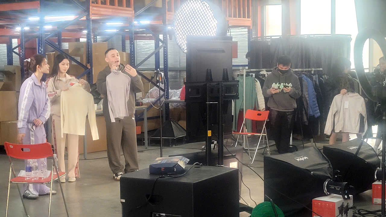 KOL, KOC livestream b&aacute;n h&agrave;ng tại nh&agrave; m&aacute;y, chốt ng&agrave;n đơn mỗi ng&agrave;y- Ảnh 1.