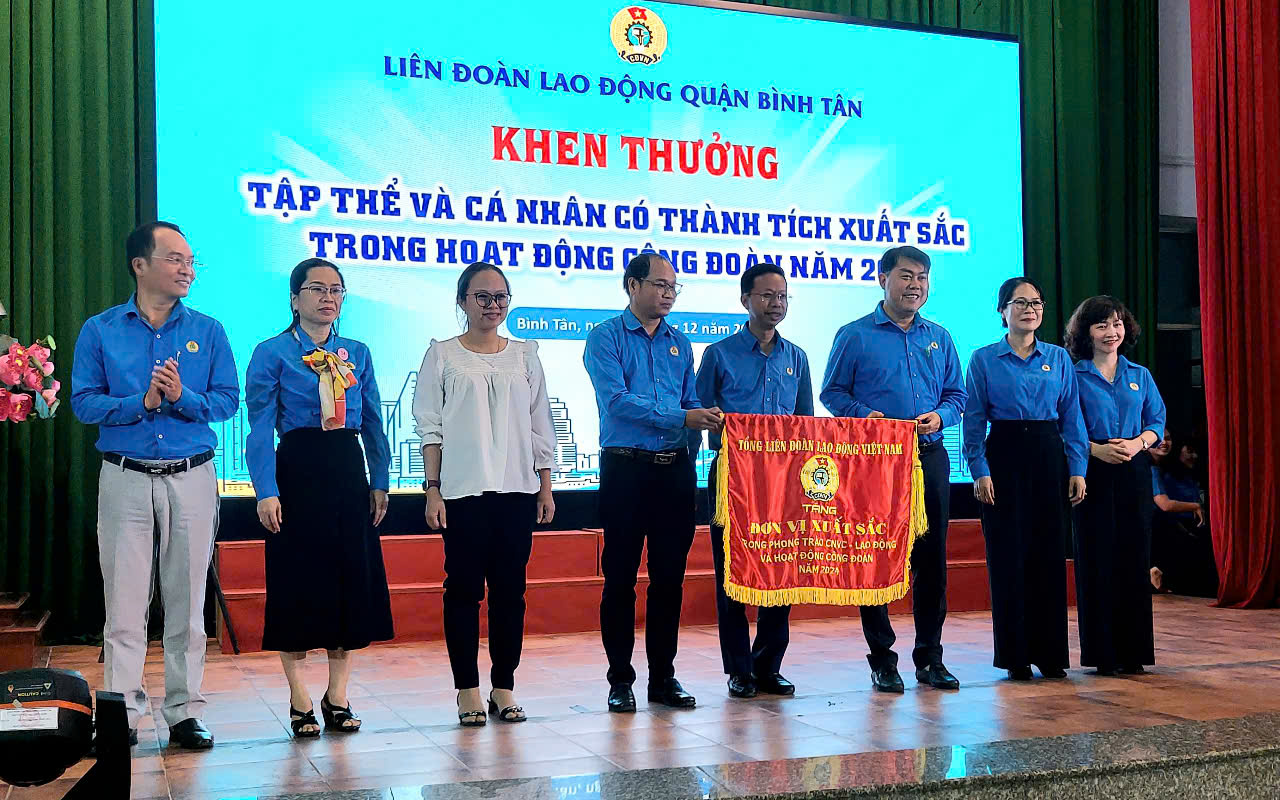 Đồng h&agrave;nh c&ugrave;ng đo&agrave;n vi&ecirc;n - lao động vượt kh&oacute;- Ảnh 5.
