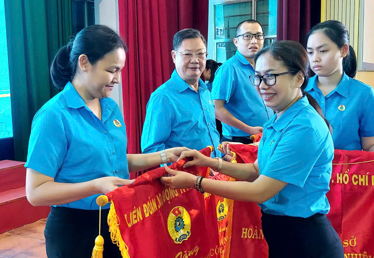 Đồng h&agrave;nh c&ugrave;ng đo&agrave;n vi&ecirc;n - lao động vượt kh&oacute;- Ảnh 6.