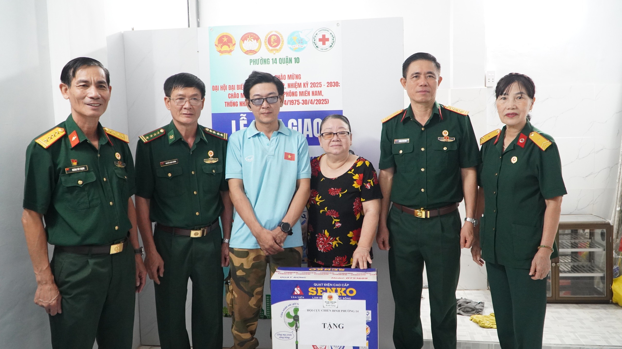 Rưng rưng trước căn nh&agrave; mới do cộng đồng chung tay sửa chữa- Ảnh 2.