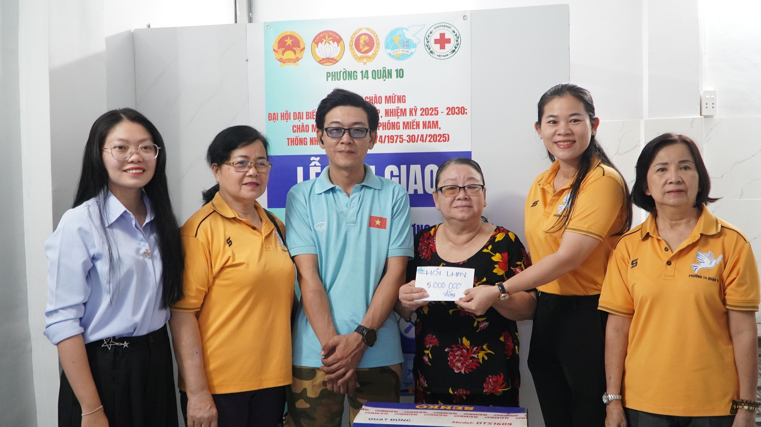 Rưng rưng trước căn nh&agrave; mới do cộng đồng chung tay sửa chữa- Ảnh 4.