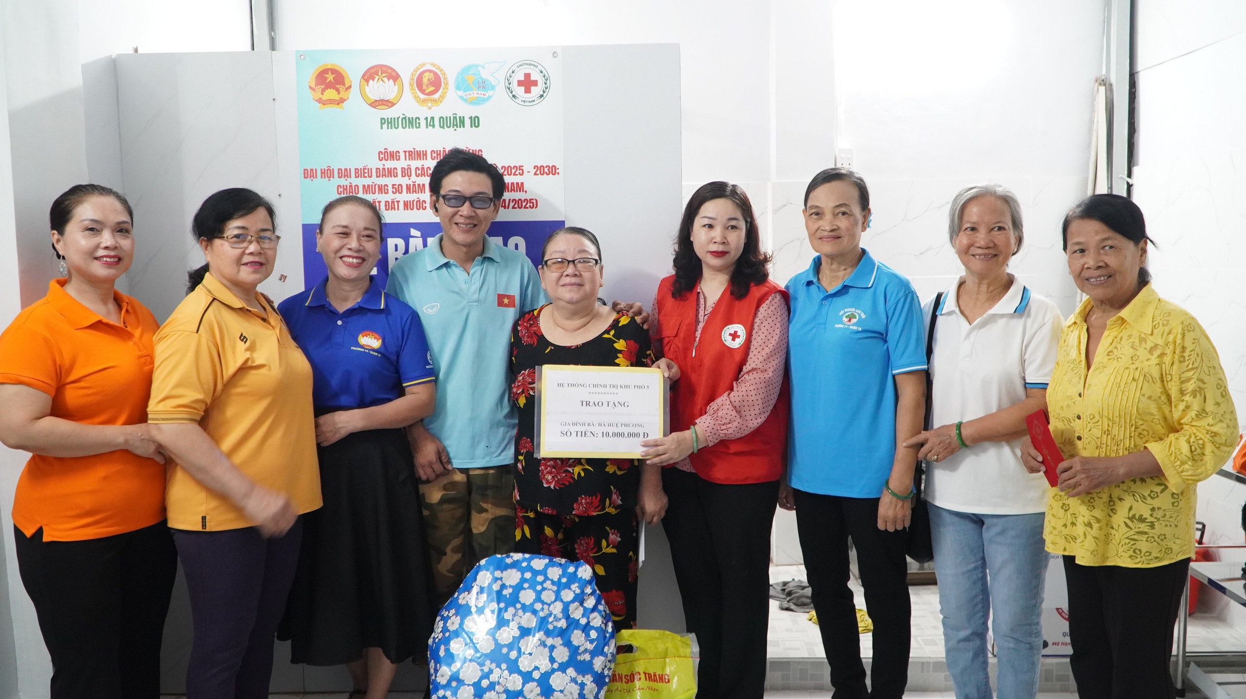 Rưng rưng trước căn nh&agrave; mới do cộng đồng chung tay sửa chữa- Ảnh 3.