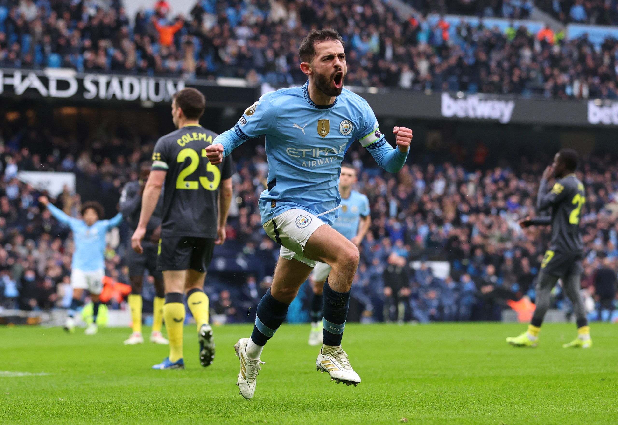 Haaland "tặng qu&agrave;" Everton, Man City l&uacute;n s&acirc;u v&agrave;o nỗi thất vọng- Ảnh 2.