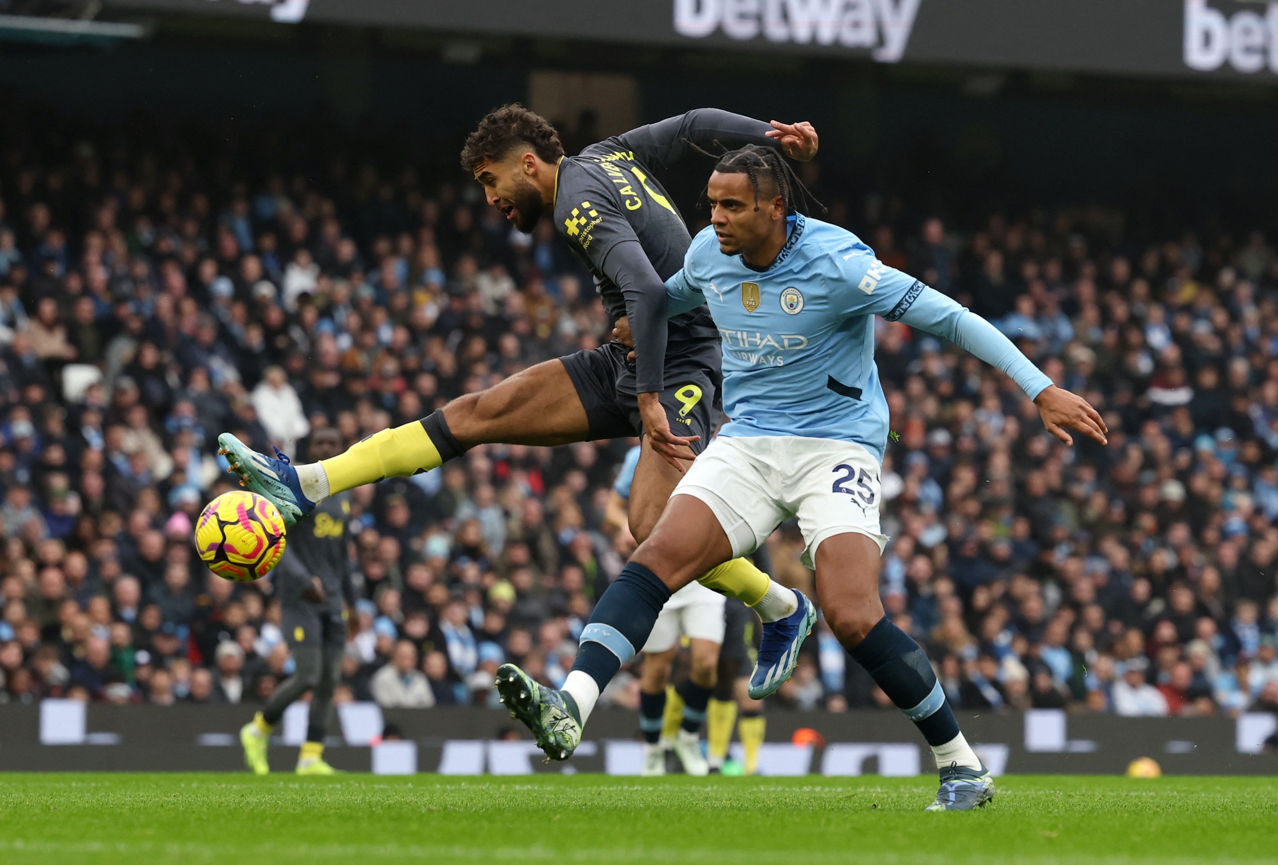 Haaland "tặng qu&agrave;" Everton, Man City l&uacute;n s&acirc;u v&agrave;o nỗi thất vọng- Ảnh 1.