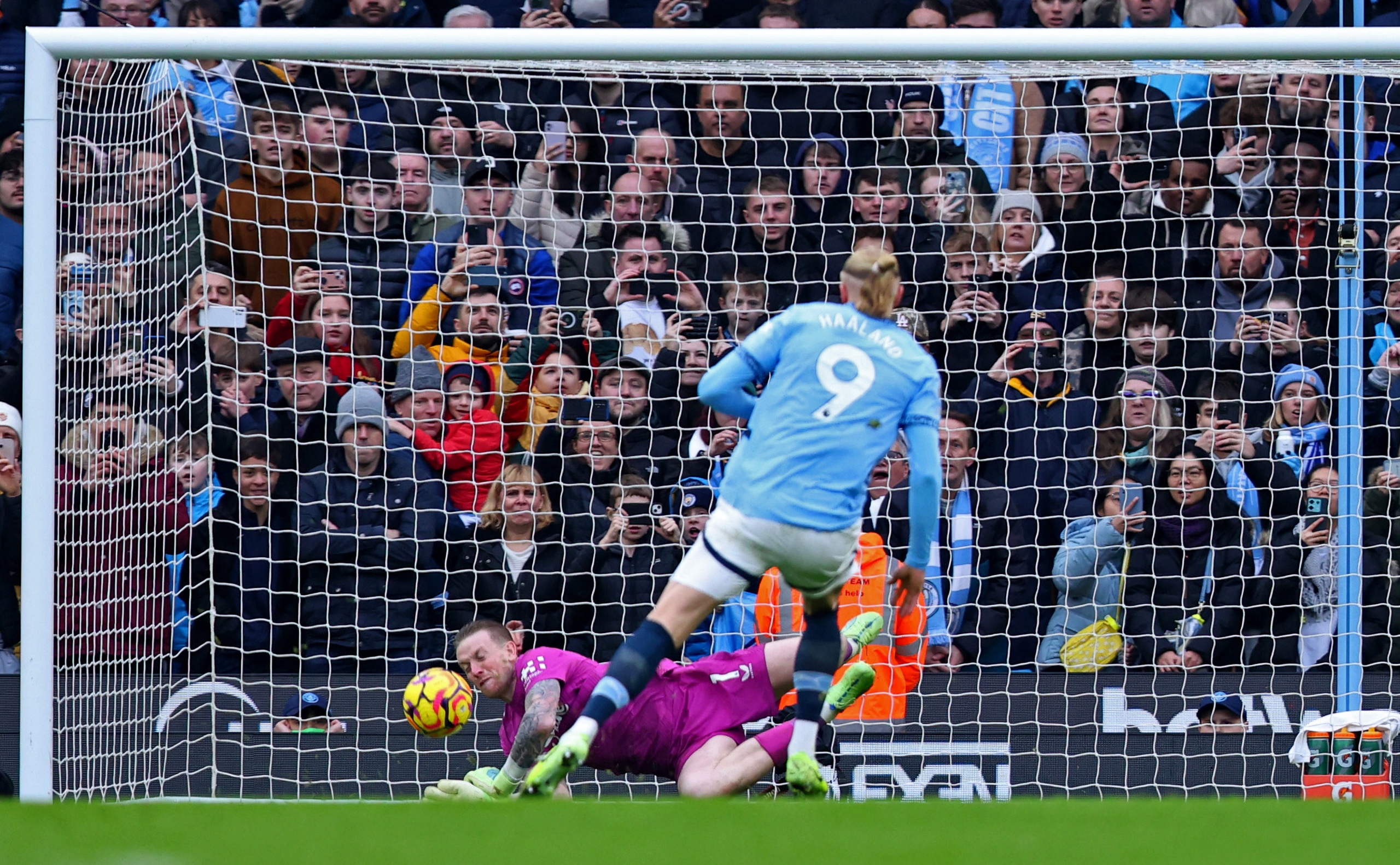 Haaland "tặng qu&agrave;" Everton, Man City l&uacute;n s&acirc;u v&agrave;o nỗi thất vọng- Ảnh 4.