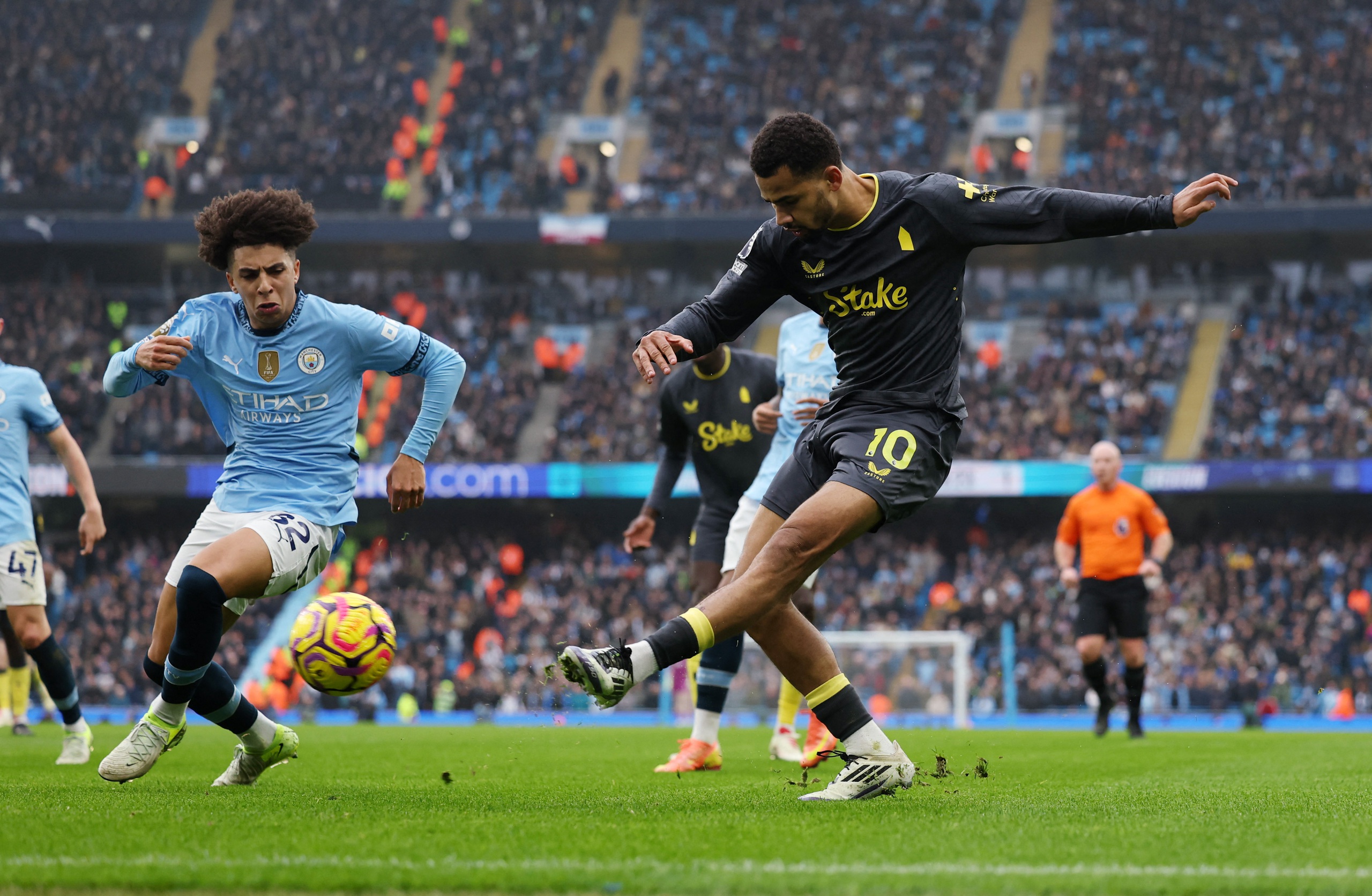 Haaland "tặng qu&agrave;" Everton, Man City l&uacute;n s&acirc;u v&agrave;o nỗi thất vọng- Ảnh 3.