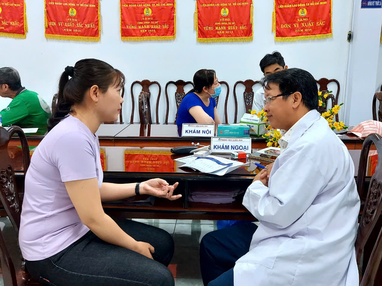 Đồng h&agrave;nh c&ugrave;ng đo&agrave;n vi&ecirc;n - lao động vượt kh&oacute;- Ảnh 1.