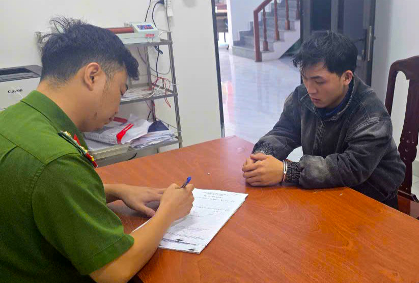 Thanh ni&ecirc;n b&aacute;m cửa taxi đang chạy tr&ecirc;n đường cao tốc g&acirc;y x&ocirc;n xao mạng x&atilde; hội- Ảnh 1.