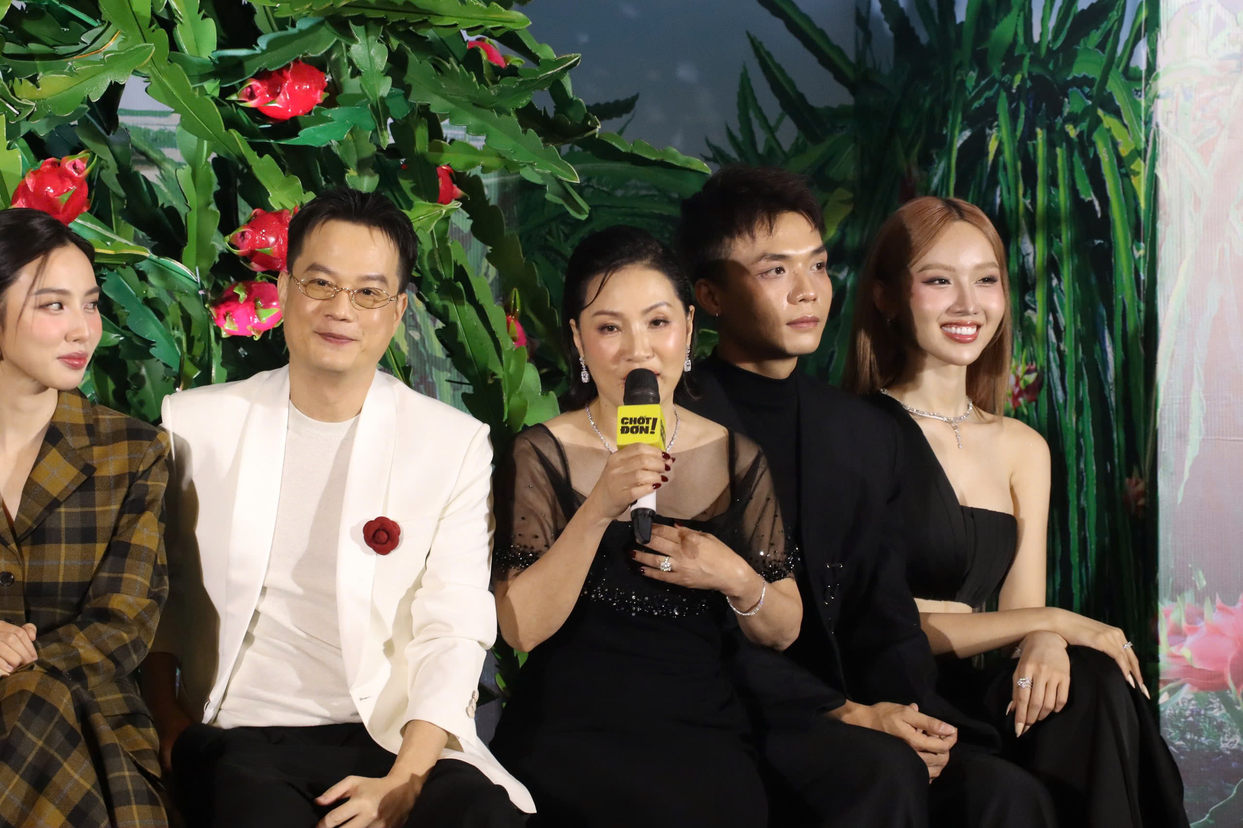 Quyền Linh phải "h&ocirc;n" Hồng Đ&agrave;o 16 lần, nghĩ m&igrave;nh l&agrave; "Hồng h&agrave;i nhi"- Ảnh 3.
