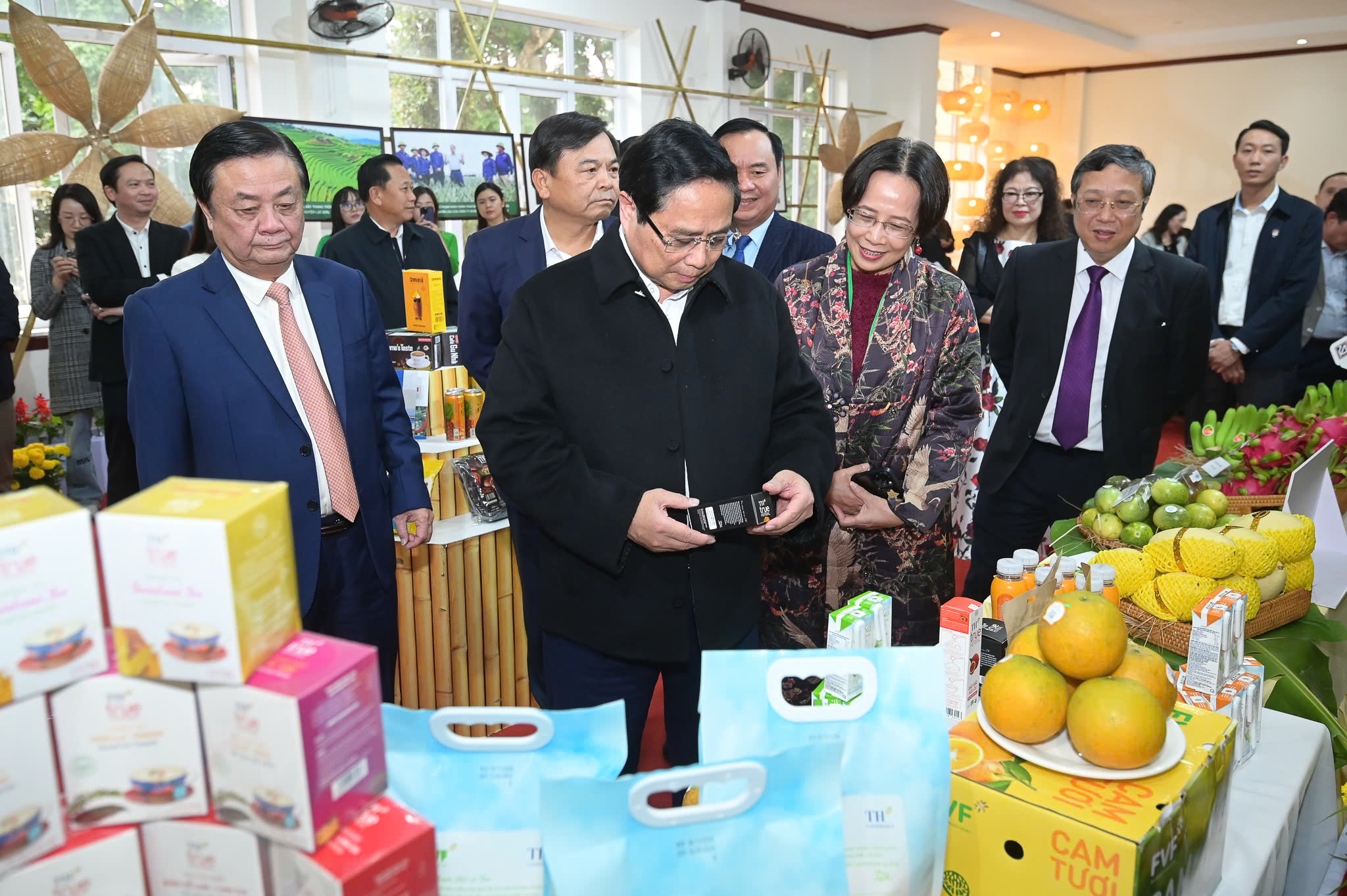 Thủ tướng dự v&agrave; tham quan gian h&agrave;ng n&ocirc;ng sản b&ecirc;n lề Hội nghị tổng kết năm 2024 v&agrave; triển khai kế hoạch năm 2025 ng&agrave;nh N&ocirc;ng nghiệp v&agrave; Ph&aacute;t triển n&ocirc;ng th&ocirc;nẢnh: T&ugrave;ng Đinh