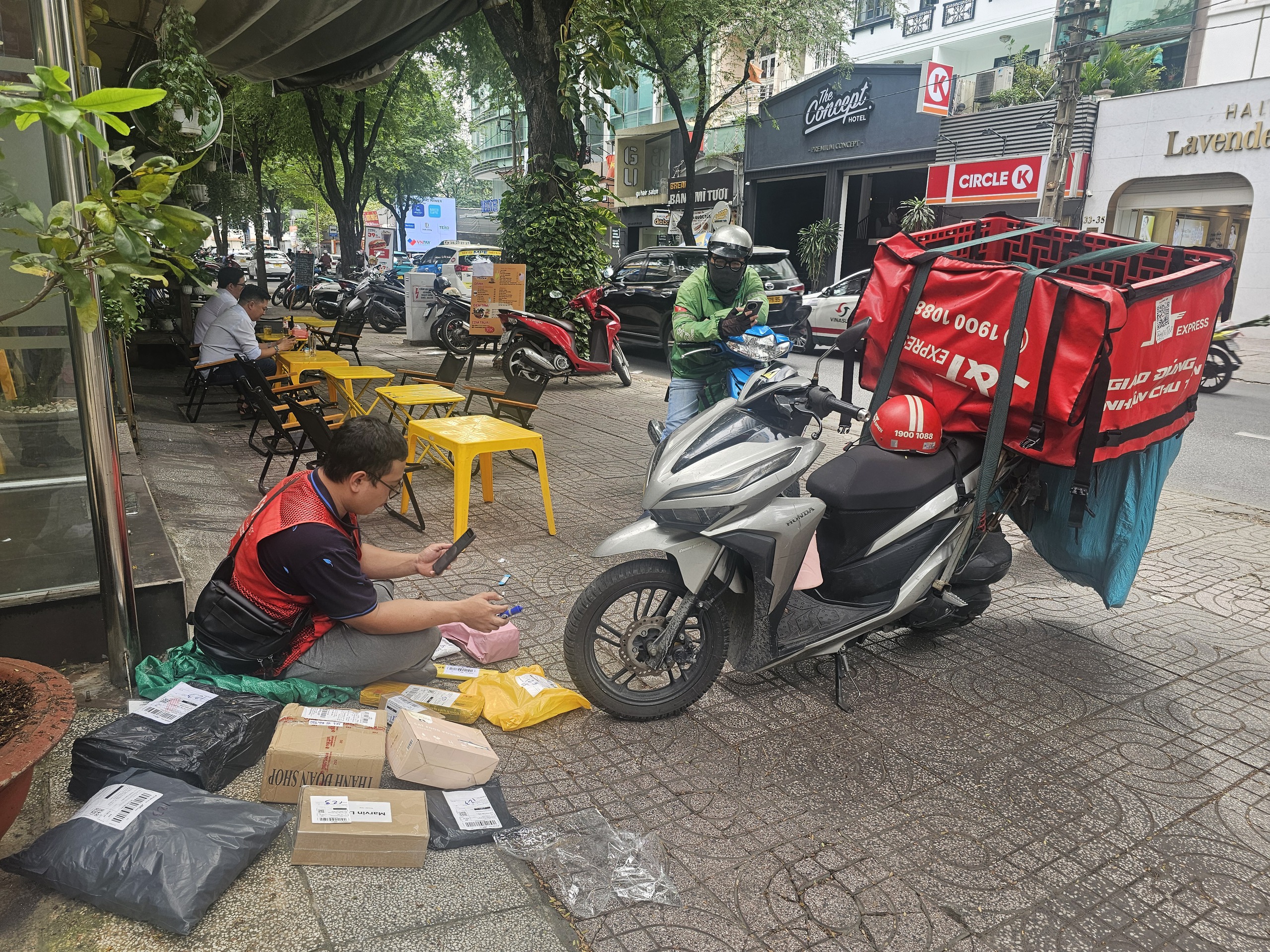 Mua sắm, giao hàng online hoạt động nhộn nhịp dịp cuối nămẢnh: Lê Tỉnh