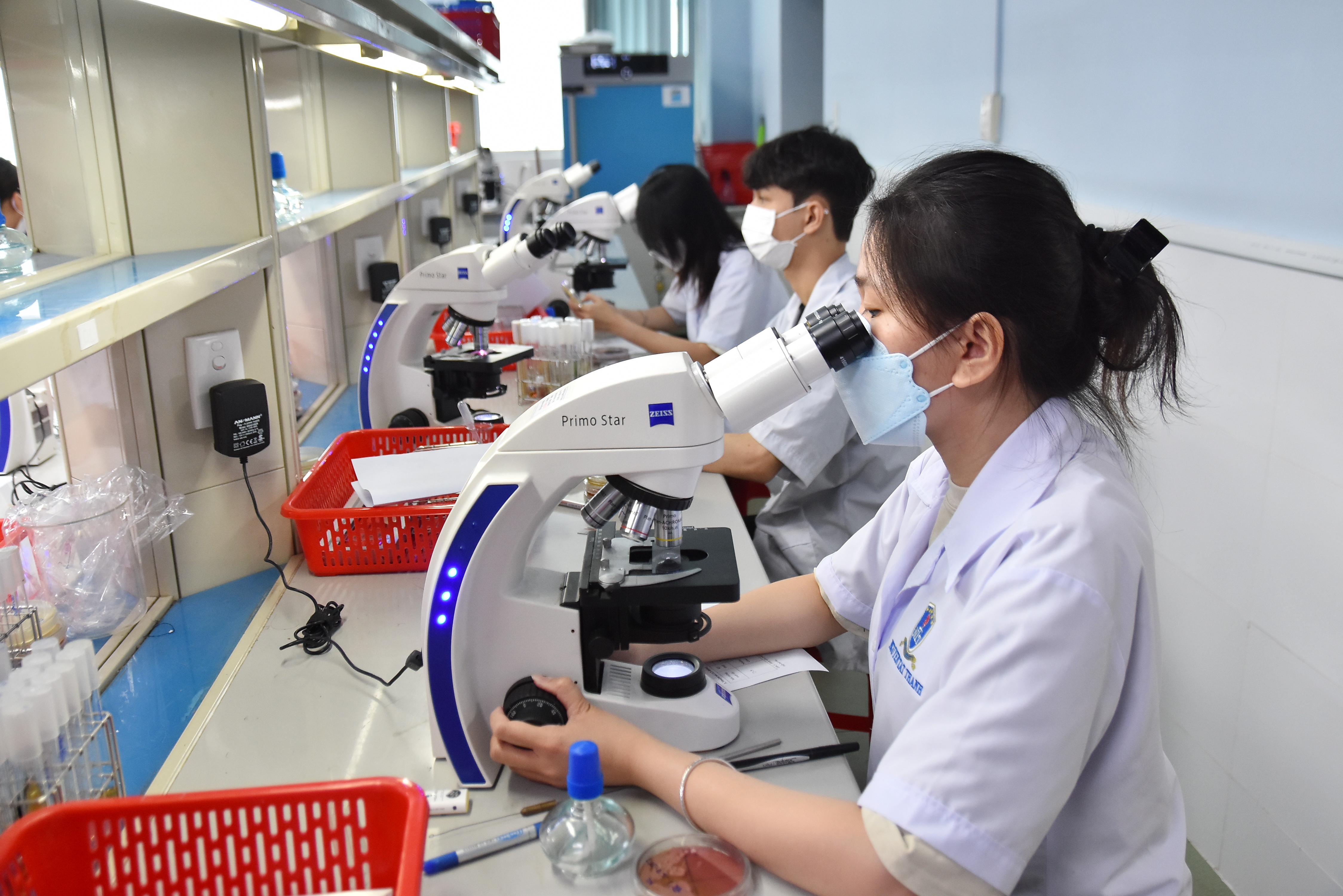 Miễn học ph&iacute; cho sinh vi&ecirc;n ng&agrave;nh y: Kh&oacute; khả thi!- Ảnh 2.