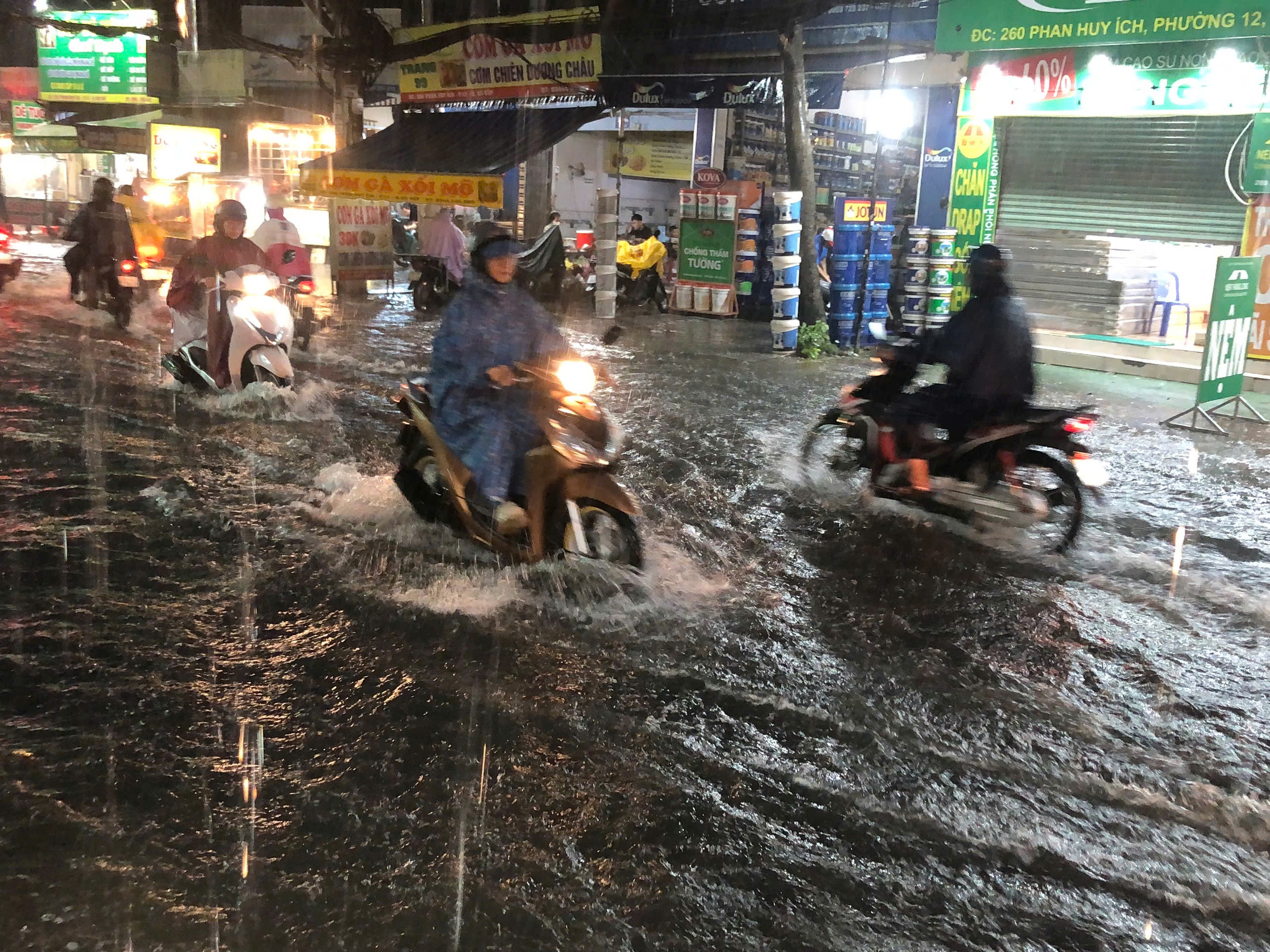 Vì sao chiều 27-12, TP HCM bất ngờ mưa lớn?- Ảnh 1.