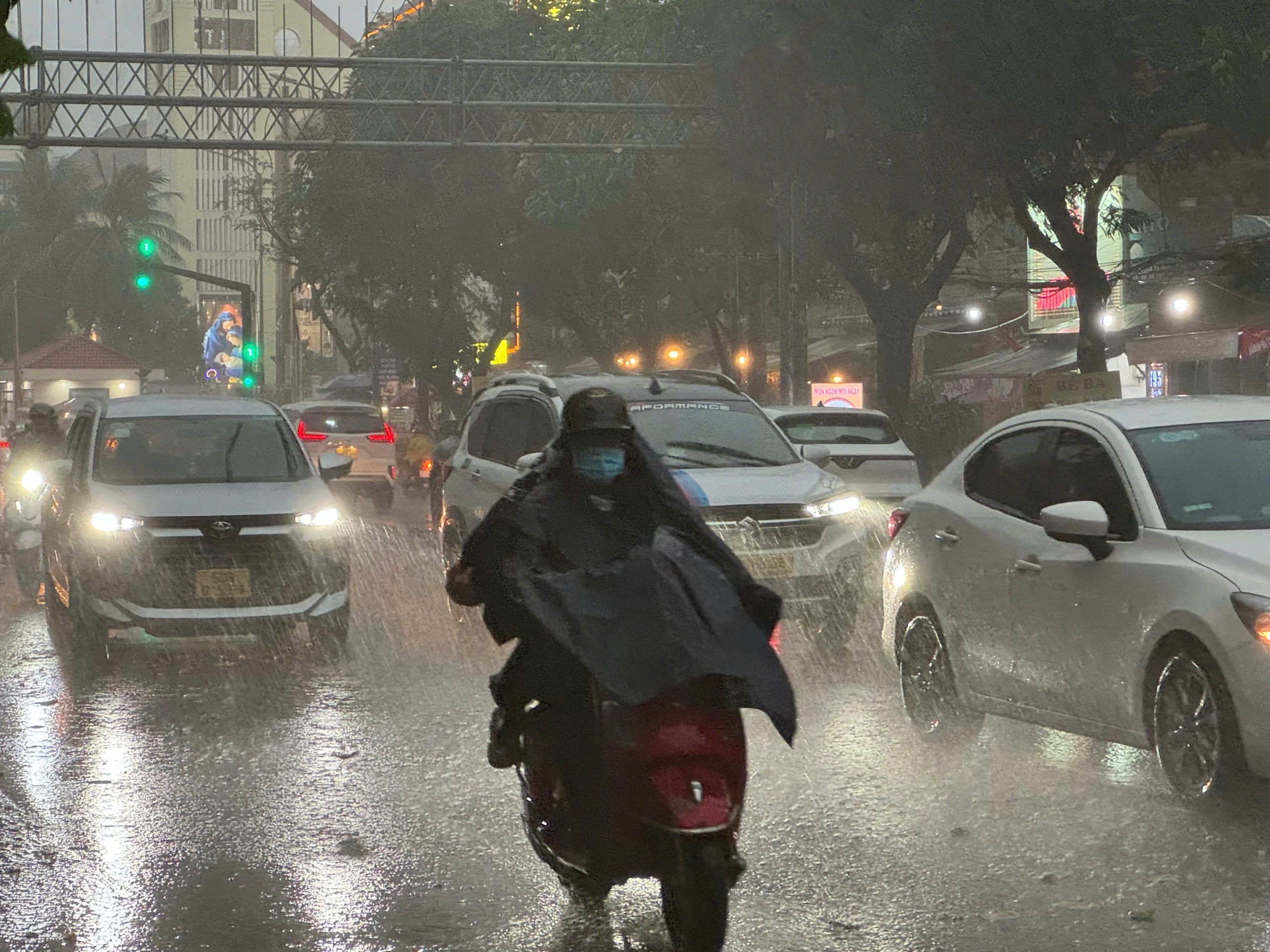 Thời tiết TP HCM h&ocirc;m nay, 28-12: Mưa d&ocirc;ng về chiều tối- Ảnh 1.