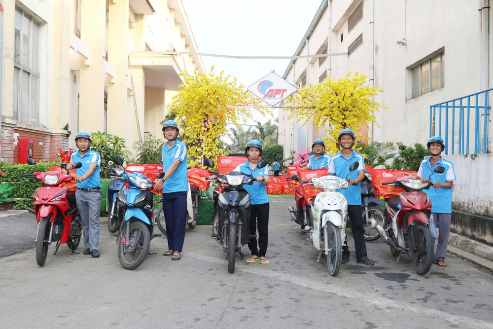 Người lao động tại Công ty CP Kinh doanh Thủy hải sản Sài Gòn nhận quà Tết do công ty tặng. Ảnh: HỒNG ĐÀO