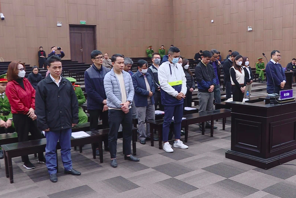 Cựu Ph&oacute; gi&aacute;m đốc Sở Ngoại vụ Th&aacute;i Nguy&ecirc;n nhận 12 năm t&ugrave;- Ảnh 1.