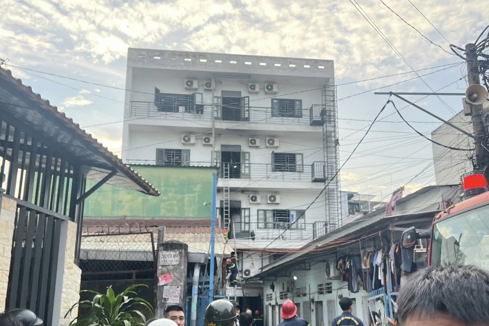Ch&aacute;y d&atilde;y trọ ở TP Thủ Đức, 2 người tử vong- Ảnh 1.