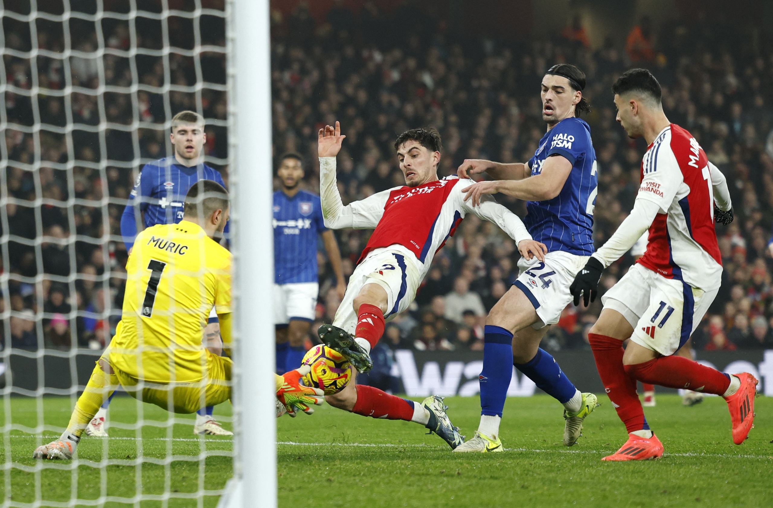 Thắng nhẹ nh&agrave;ng Ipswich Town, Arsenal trở lại ng&ocirc;i nh&igrave; bảng Ngoại hạng- Ảnh 3.