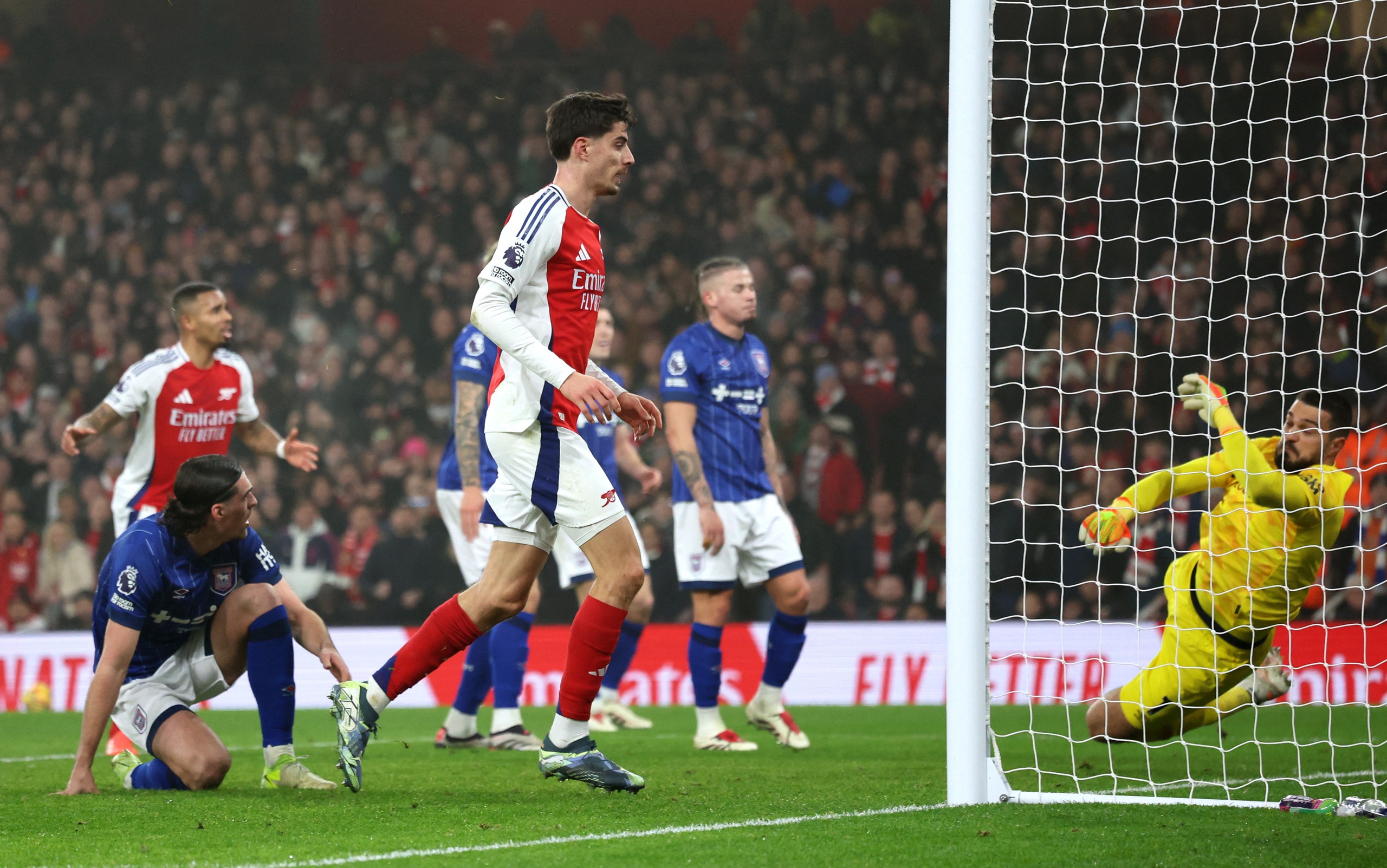 Thắng nhẹ nh&agrave;ng Ipswich Town, Arsenal trở lại ng&ocirc;i nh&igrave; bảng Ngoại hạng- Ảnh 2.