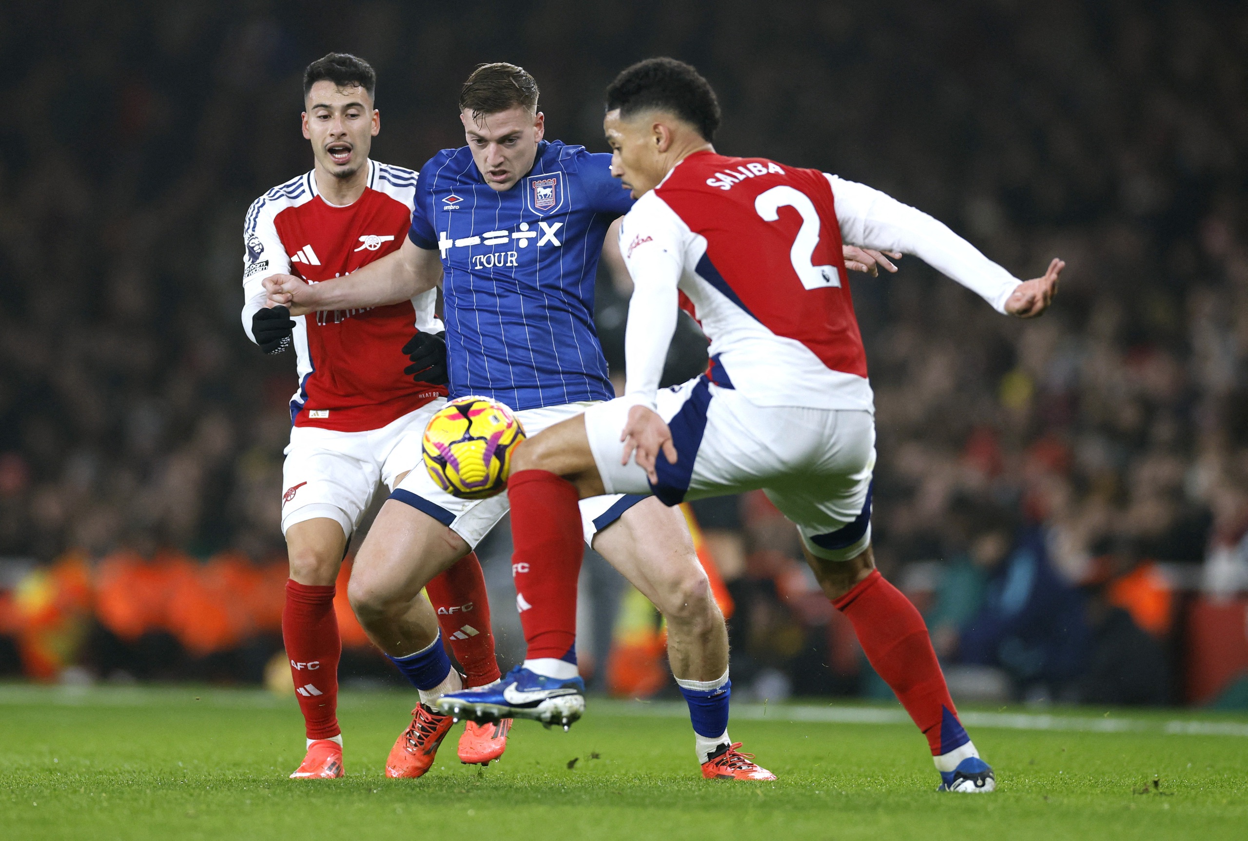 Thắng nhẹ nh&agrave;ng Ipswich Town, Arsenal trở lại ng&ocirc;i nh&igrave; bảng Ngoại hạng- Ảnh 1.