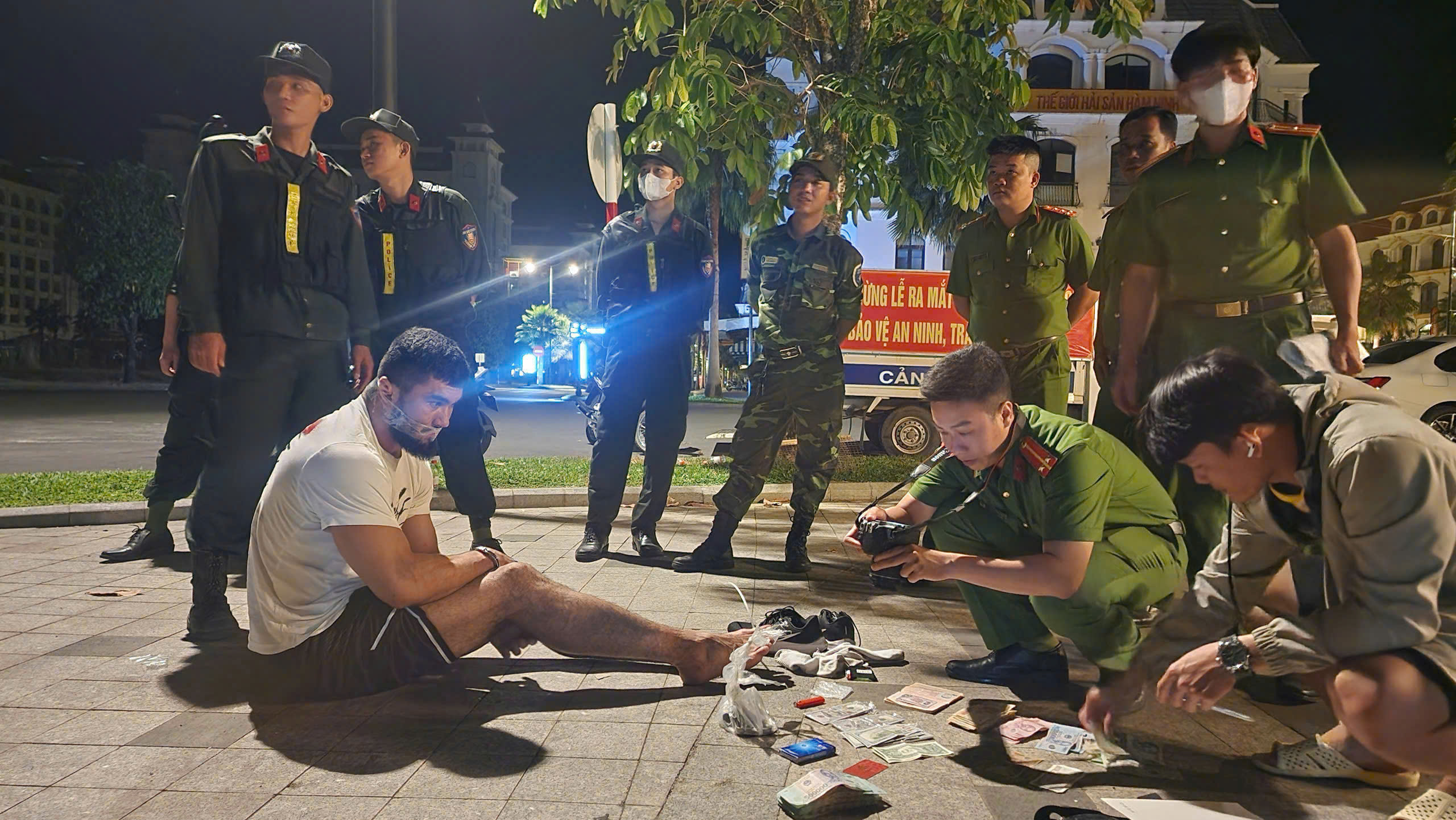 Bắt giữ 3 người nước ngo&agrave;i d&ugrave;ng USD giả đổi tiền thật ở Ph&uacute; Quốc- Ảnh 2.
