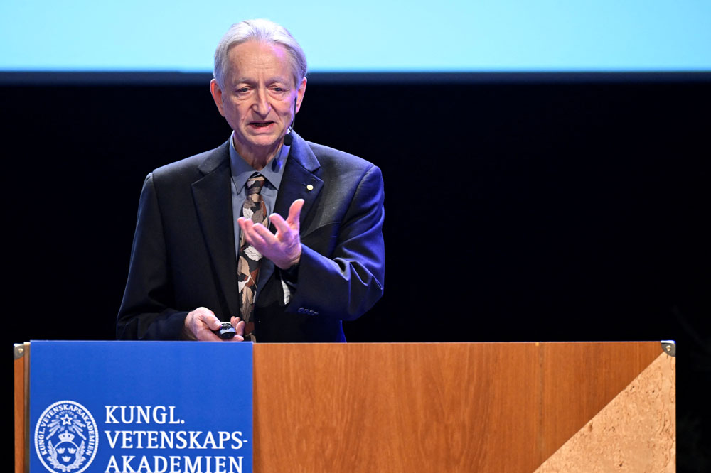 Ông Geoffrey Hinton thuyết trình về công trình giúp ông đoạt giải Nobel Vật lý năm 2024 tại Đại học Stockholm (Thụy Điển) hôm 8-12. Ảnh: REUTERS