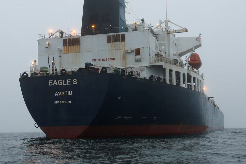 T&agrave;u chở dầu Eagle S neo đậu ngo&agrave;i khơi bờ biển Porkkala - Phần Lan, ng&agrave;y 27-12. Ảnh: REUTERS