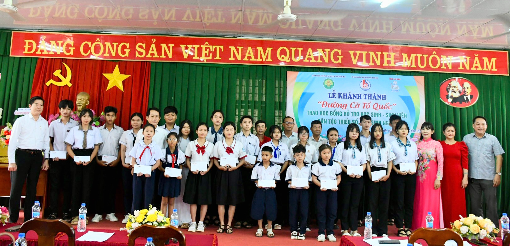 Kh&aacute;nh th&agrave;nh "Đường cờ Tổ quốc", trao học bổng cho học sinh ngh&egrave;o tại Đồng Nai- Ảnh 9.