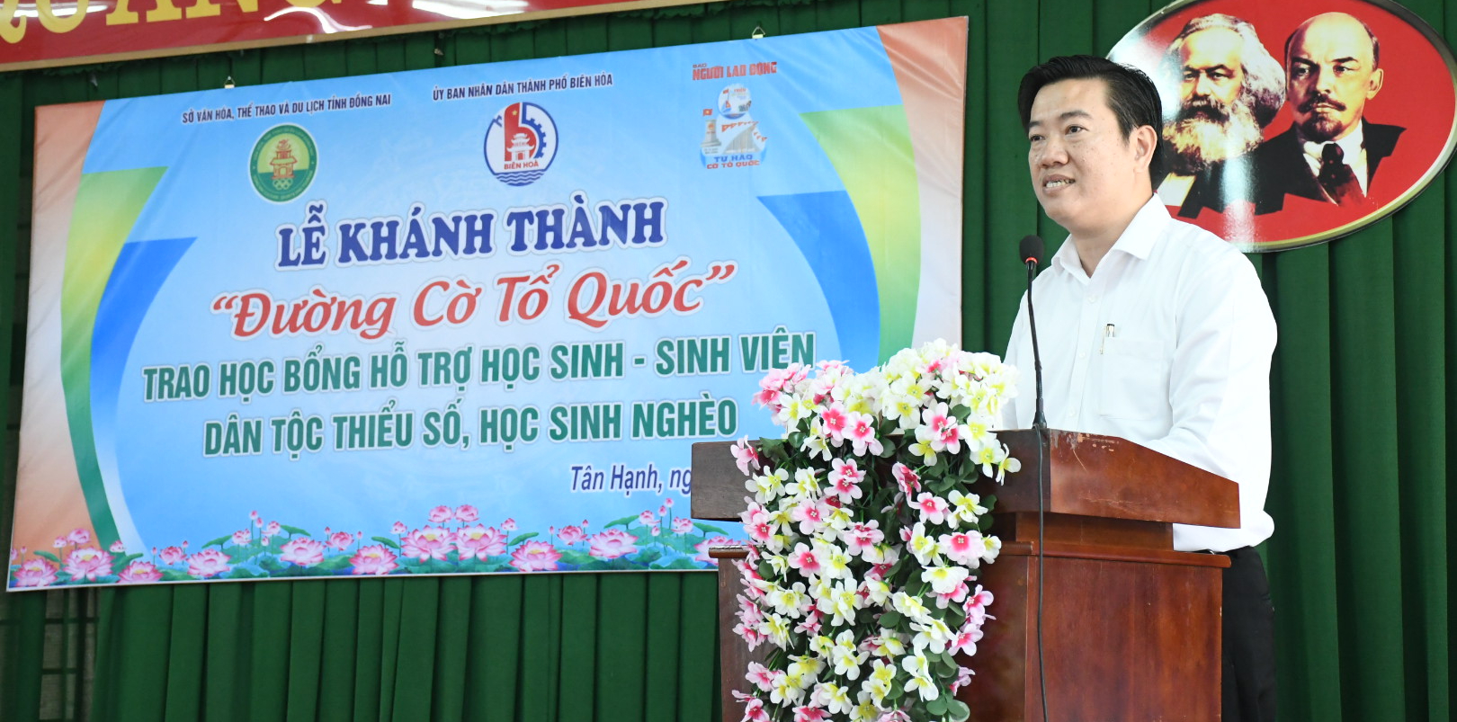 Kh&aacute;nh th&agrave;nh "Đường cờ Tổ quốc", trao học bổng cho học sinh ngh&egrave;o tại Đồng Nai- Ảnh 4.