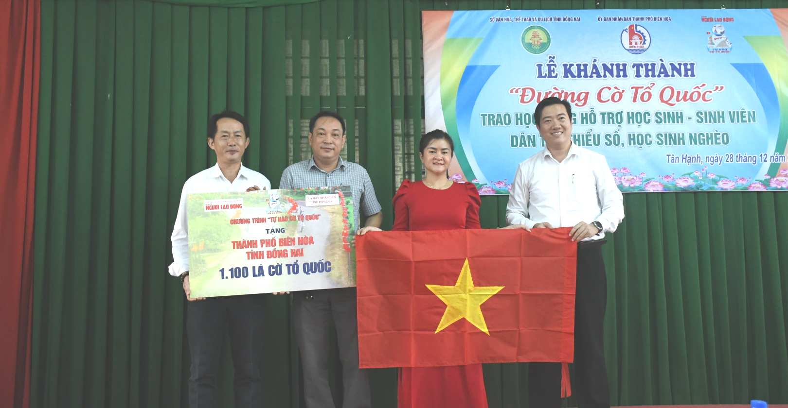 Kh&aacute;nh th&agrave;nh "Đường cờ Tổ quốc", trao học bổng cho học sinh ngh&egrave;o tại Đồng Nai- Ảnh 6.