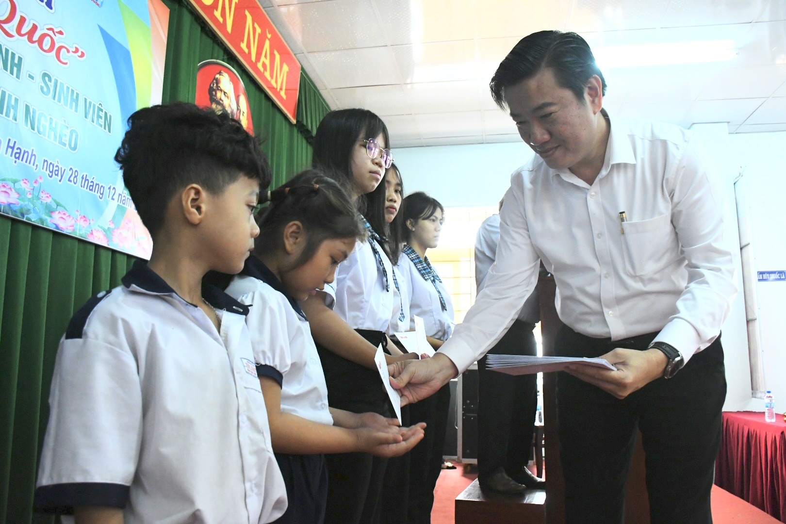 Kh&aacute;nh th&agrave;nh "Đường cờ Tổ quốc", trao học bổng cho học sinh ngh&egrave;o tại Đồng Nai- Ảnh 7.