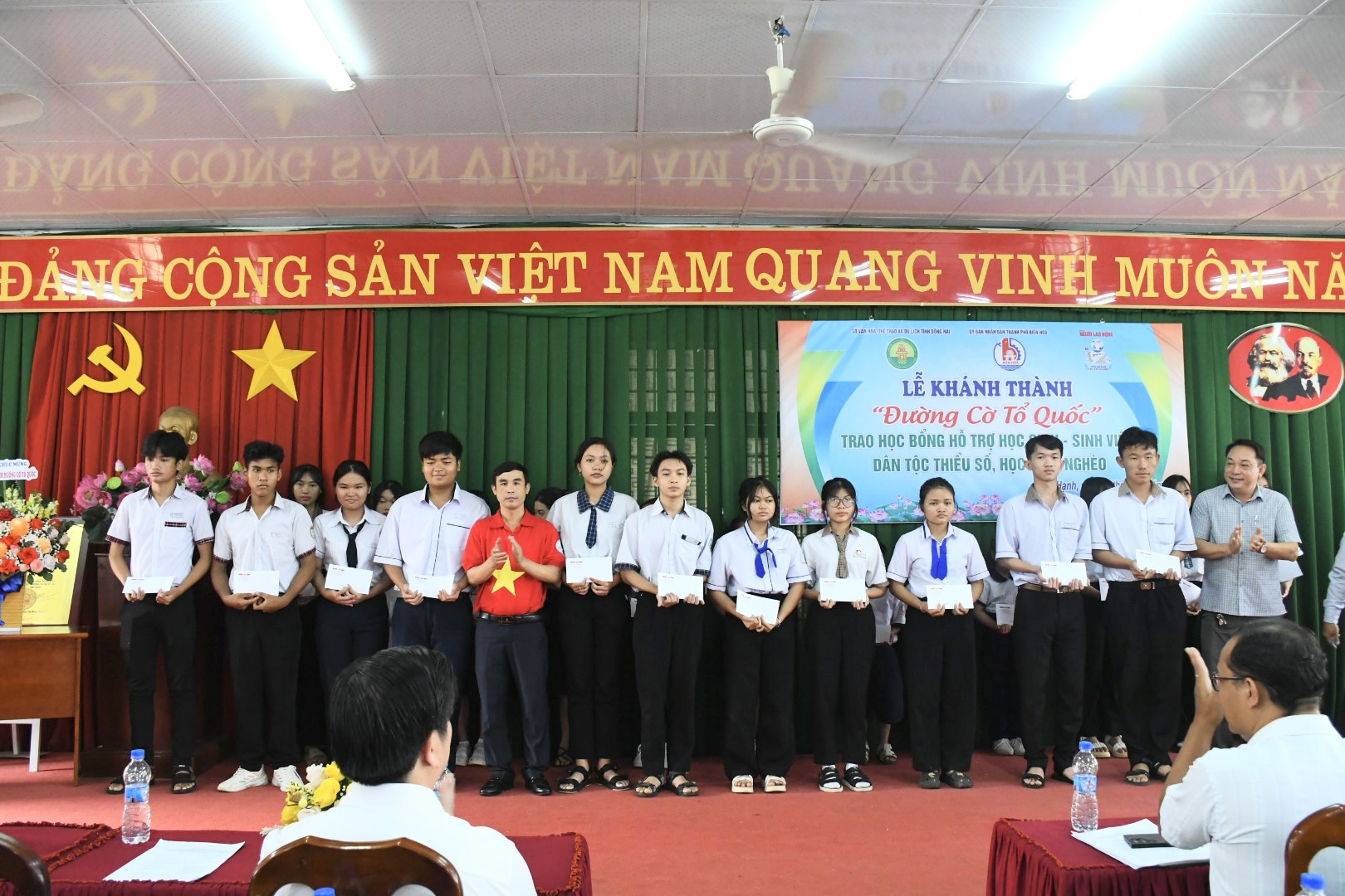 Kh&aacute;nh th&agrave;nh "Đường cờ Tổ quốc", trao học bổng cho học sinh ngh&egrave;o tại Đồng Nai- Ảnh 1.